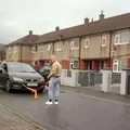 Homem bate recorde mundial puxando carro com testículos imagem