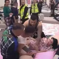 Homem enforca mulher em reality show e choca o público; veja vídeo imagem