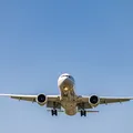 Homem tenta abrir porta de avião e voo é desviado às pressas imagem