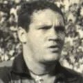 Ídolo do Vitória, ex-zagueiro Romenil morre aos 82 anos imagem