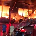 Incêndio de grandes proporções atinge galpão de reciclagem em Camaçari imagem