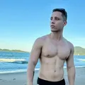 Influencer é morto por avô de ex-namorado ao invadir casa e agredi-lo imagem