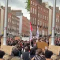 Irlandeses iniciam onda de protestos após morte de homem em abordagem imagem