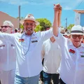Jerônimo e Caetano caminham com multidão na abertura da Lavagem de Arembepe imagem