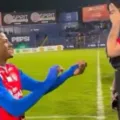 Jogador faz pedido de casamento no campo e anuncia término em 3 dias imagem