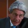 John Nolan, ator de Batman, morre aos 86 anos imagem