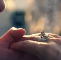Justiça decide que beijo na mão pode ser considerado agressão sexual imagem