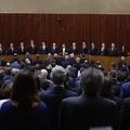 Lula e Alcolumbre ficam lado a lado em posse de ministros no TSE imagem