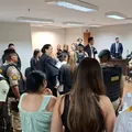 Mãe é absolvida após matar e cortar pênis de abusador da filha imagem