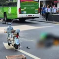 Mãe e filho de bicicleta elétrica morrem atropelados por ônibus imagem