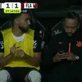 Memphis Depay pode ser punido por usar celular em jogo do Brasileirão imagem