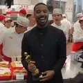 Michael B. Jordan celebra vitória no Oscar em lanchonete e causa alvoroço imagem