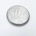 Moeda de 50 centavos esquecida na carteira pode valer até R$ 200 imagem