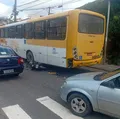 Moto vai parar embaixo de ônibus após acidente em Salvador imagem