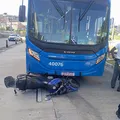 Motociclista invade via exclusiva e é atingido por ônibus do BRT em Salvador imagem