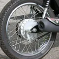 Motociclista morre após acidente com caminhão de limpeza imagem