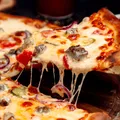 Mulher é salva de agressor após pedir pizza com borda imagem