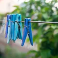 Mulher morre após tomar choque ao colocar roupas no varal imagem
