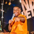 Músico de banda de arrocha recebe descarga elétrica durante show imagem