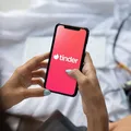 Nada de paquera: mulher usa Tinder para buscar emprego e é contratada imagem
