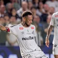 Neymar discute com torcedor e desabafa: "Faço mais do que deveria" imagem
