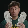 Nikolas Ferreira divulga marca de chinelo 'Pé Direito' após polêmica com Havaianas imagem