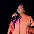 Noite de Verão Lilás une música, gastronomia e tributo a Djavan em Salvador imagem
