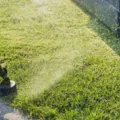 Nova regra pode multar quem cortar grama entre 12h e 16h; entenda imagem