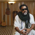 Nova série sobre Carlinhos Brown chega ao streaming; veja detalhes imagem