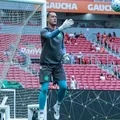 Novo goleiro do Bahia desembarca em Salvador e manda recado à torcida imagem