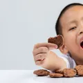 Nuggets e bolachas podem deixar seu filho mais agressivo; entenda imagem