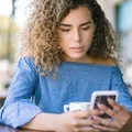 O que a psicologia diz sobre evitar responder mensagens imediatamente imagem