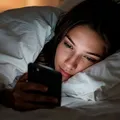O que significa passar o dia no celular sem produzir nada, segundo a psicologia imagem
