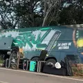 Ônibus da Mastruz com Leite bate após desviar de buraco na BR-226 imagem
