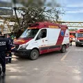 Ônibus escolar bate em árvore e passarela e deixa múltiplas vítimas imagem