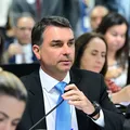 Oposição pede suspensão de título para Flávio Bolsonaro em Salvador imagem