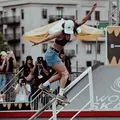 Ovacionada, Rayssa Leal avança à semifinal no Mundial de Skate Street imagem
