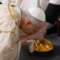 Papa Leão XIV lava pés de padres e manda forte recado contra a guerra imagem