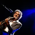 Paulinho Moska toca instrumentos recuperados de incêndio em Salvador imagem