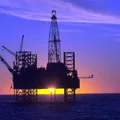 Petróleo despenca e fica abaixo de US$ 100 em meio à negociação da paz imagem