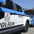 PMs são presos após assaltarem ônibus fardados e roubarem 11 celulares imagem