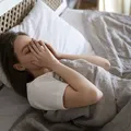 Por que você leva um susto ao dormir? Ciência explica imagem