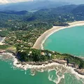 Praia e cachoeira criam paisagem encantadora no Brasil; saiba onde imagem