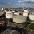 Preço do petróleo cai mais de 10% com sinal de trégua entre EUA e Irã imagem