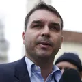 Presidente do PT faz críticas e pede ofensiva contra Flávio Bolsonaro imagem