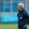 Privilegiado? Técnico do Grêmio insinua ajuda ao Vitória no calendário da CBF imagem