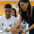 Professores da Bahia turbinam salários com adicional do governo imagem