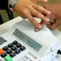 Quem faz 18 anos entre turnos precisa votar? Entenda regra imagem