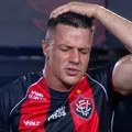 Renato Kayzer sai de campo chorando aos 10 minutos e preocupa Vitória imagem