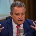 Rui Costa acusa Flávio Bolsonaro de entregar Brasil aos EUA imagem